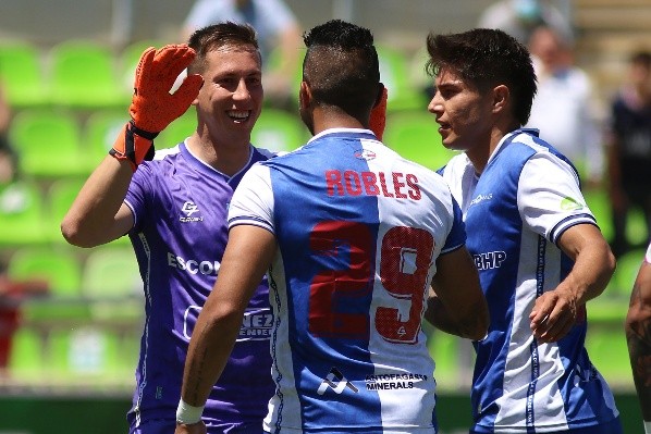 Ignacio González festejando el penal atajado contra Santiago Wanderers