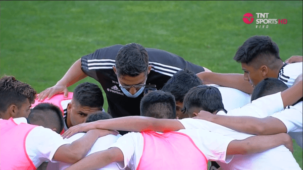 La arenga previa del plantel de Colo Colo, repleto de jóvenes y niños por urgencia frente a Audax Italiano.