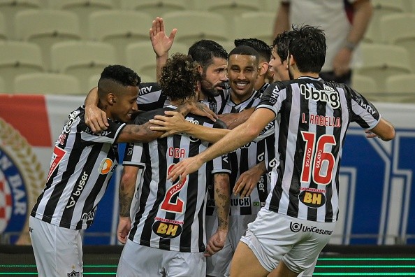 Diego Costa y un golazo contra Fortaleza con habilitación de Edu Vargas: a la final de la Copa de Brasil. (Foto: Getty Images)