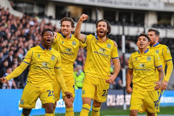 Ben Brereton fue figura y goleador del Blackburn frente al Derby County.