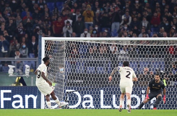 Franck Kessie se encargó de marcar el segundo del Milan de penal. (Foto: Getty Images)