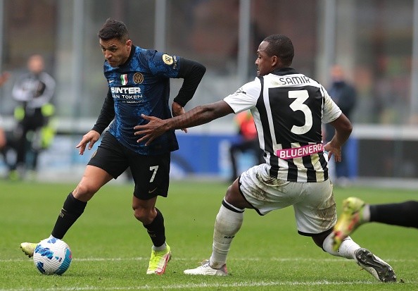 Alexis Sánchez frente al Udinese. Cassano defiende a muerte al Niño Maravilla.