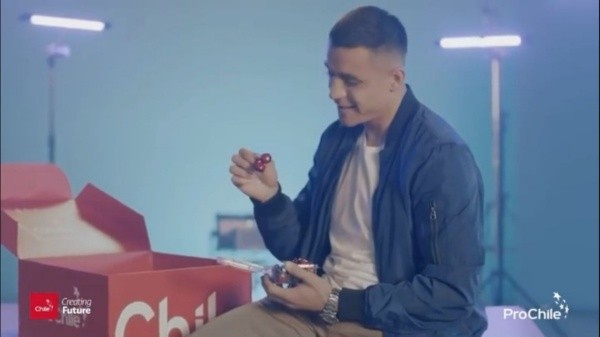 Mostrando cerezas de exportación, Alexis destaca la variedad que hay en Chile