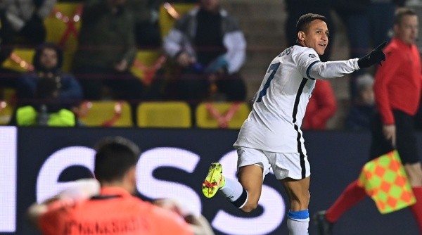 Alexis marcó el tercero del Inter contra Sheriff: Vidal celebra a su socio.