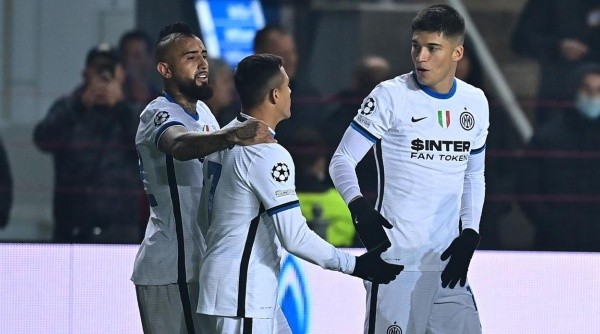 TIRASPOL, MOLDOVA - NOVEMBER 03: Alexis Sanchez of FC Internazionale celebrates with team-mates after scoring the goal during the UEFA Champions League group D match between FC Sheriff and Inter at Sheriff Sports Complex on November 03, 2021 in Tiraspol, Moldova. (Photo by Mattia Ozbot - Inter/Inter via Getty Images)
