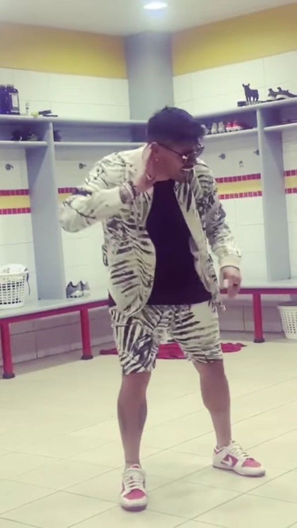 Diego Sánchez se luce con los pasos de baile ante sus compañeros que no viajaron al sur para el duelo ante Huachipato