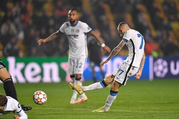 Vidal y Brozovic en el golazo del Inter al Sheriff. (Getty Images)