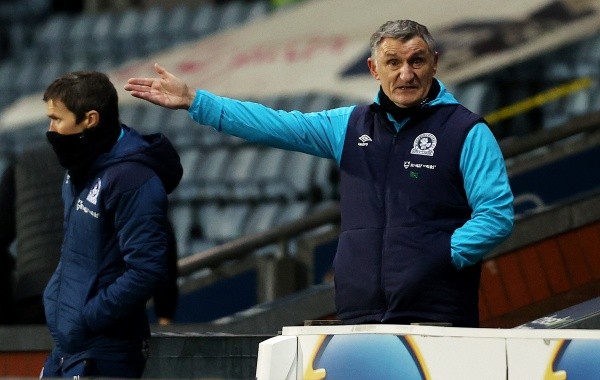 Tony Mowbray reacciona con molestia luego de un nuevo llamado de Brereton a la selección chilena
