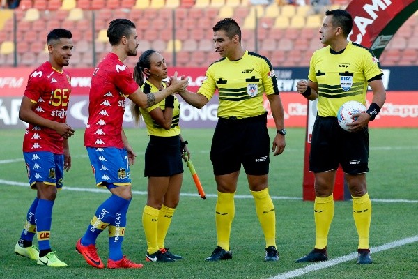 Cindy Nahuelcoy hizo historia al ser la primera mujer que participa en una terna arbitral en Primera División masculina (Agencia Uno)