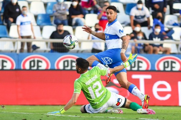 La UC goleó por 4-0 a los Pumas para volver al liderato del Campeonato Nacional y meterle presión a Colo Colo.