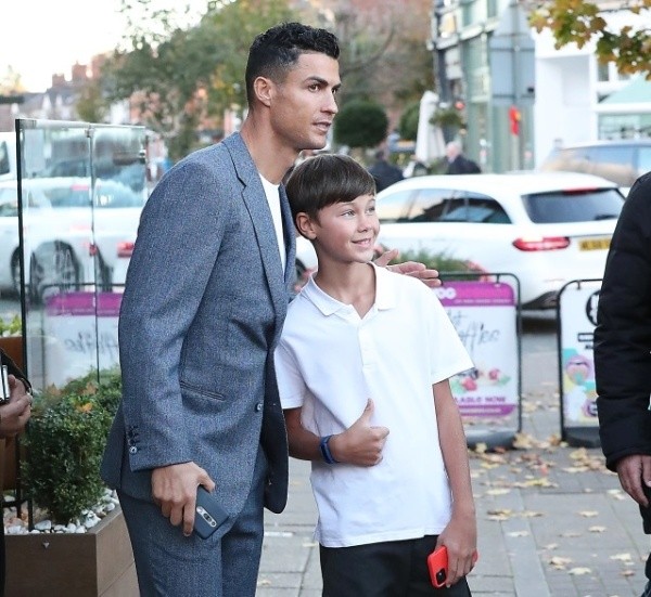 CR7 posó con los fanáticos tras el almuerzo de camaradería con el plantel del United.