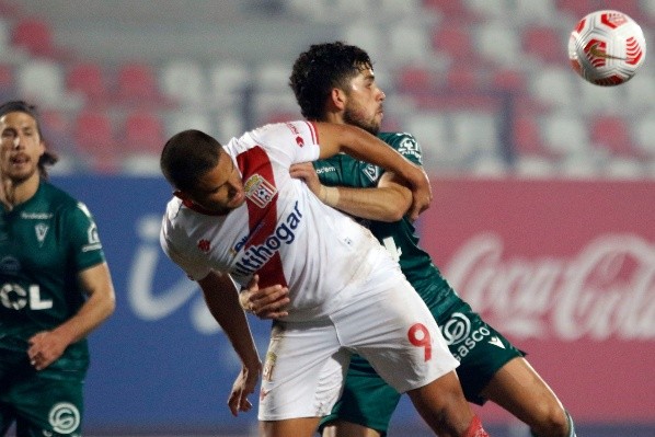 Santiago Wanderers y Curicó Unido chocan en un duelo clave en el fondo de la tabla. Foto: Agencia Uno