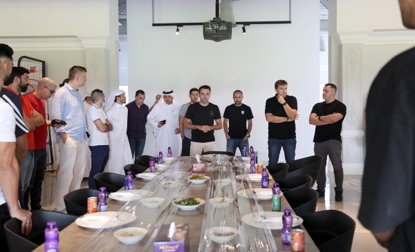 Xavi Hernández tuvo su último encuentro con el plantel y directiva del Al Sadd antes de viajar a España para sellar su regreso al Barcelona, ahora como técnico. Foto: Al Sadd