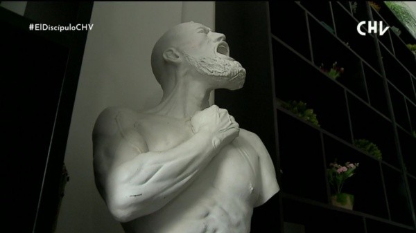 La imagen que se pudo ver en Chilevisión de la escultura griega de Arturo Vidal