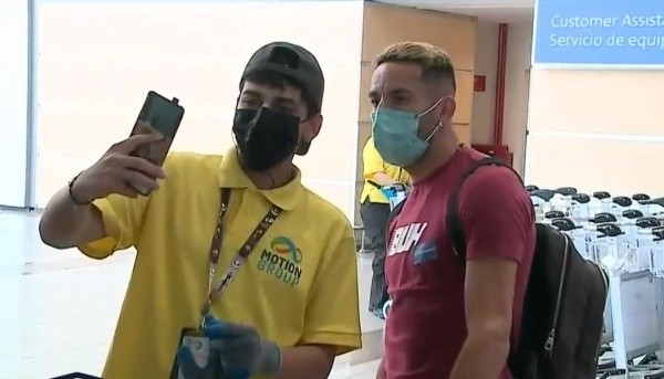 Mauricio Isla no tuvo problemas para tomarse fotos con los hinchas en el aeropuerto pero con la mascarilla bien puesta