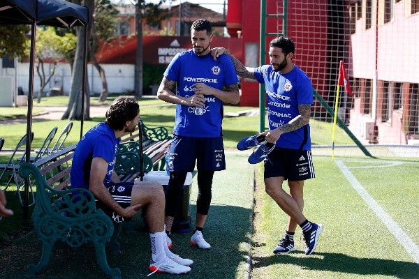 En compañía de su compañero Gabriel Arias y Ben Brereton estuvo Mena en el entrenamiento del lunes