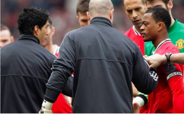 Luis Suárez le niega saludo a Evra en el Manchester United vs Liverpool por Premier League