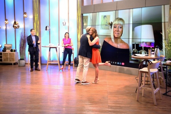 Martín Cárcamo entrando al set del matinal Bienvenidos.