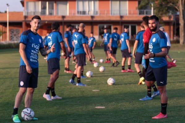 La selección de Paraguay se está entrenando bien tarde por las altas temperaturas en Asunción. Foto: Albirroja