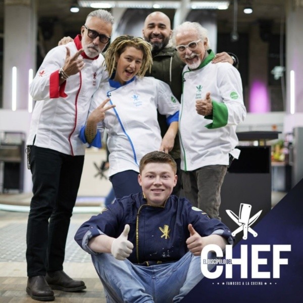 El ganador de El Discípulo del Chef, Víctor Díaz, junto a los chefs del programa.
