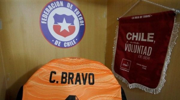 La camiseta y banderín de Claudio Bravo frente a Paraguay. (Foto: LaRoja)