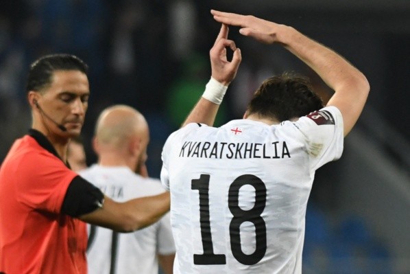 Khvicha Kvaratskhelia opacó el regreso de Zlatan Ibrahimovic con un doblete. (Foto: UEFA)