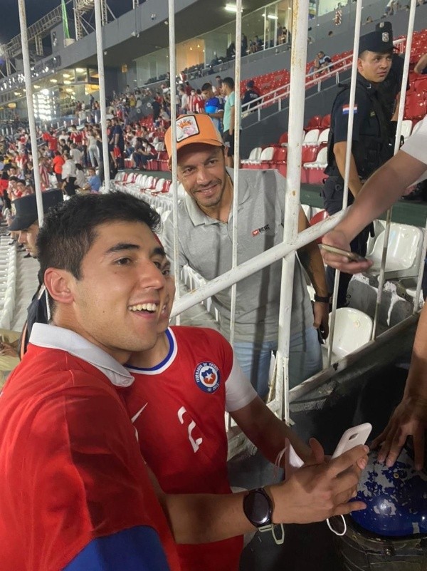 Marcelo Díaz compartió con algunos hinchas en el estadio Defensores del Chaco mientras apoyan a la selección chilena. Foto: Cristopher Antúnez.