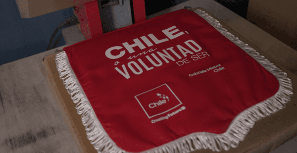 El banderín de Chile contra Paraguay con la frase de Gabriela Mistral. (Imagen de Chile)