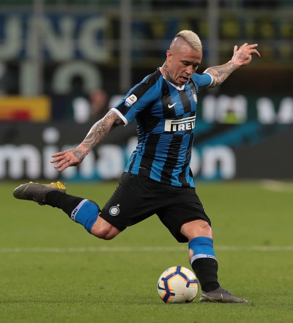 Nainggolan vistiendo la camiseta del Inter de Milán por la Serie A