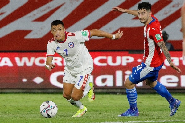 Alexis Sánchez con el balón en el Chile vs Paraguay por Eliminatorias a Qatar 2022