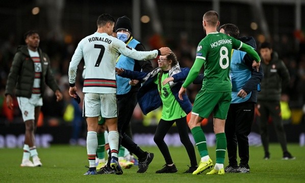 Cristiano Ronaldo le devolvió el gesto a una pequeña admiradora. (Foto: Selección Portugal)