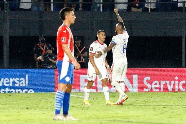 Vidal celebra junto a Alexis el gol de la Roja frente a Paraguay.