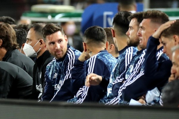 Messi en la banca de suplentes donde lo cuidaron para poder tenerlo ante Brasil