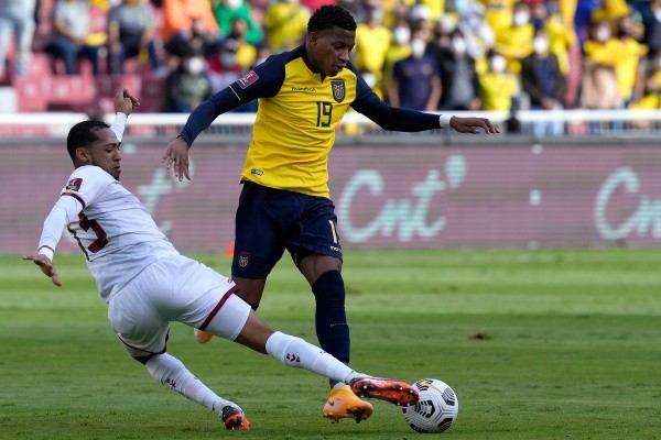 Gonzalo Plata recibió tarjeta amarilla frente a Venezuela. (Foto: Getty Images)