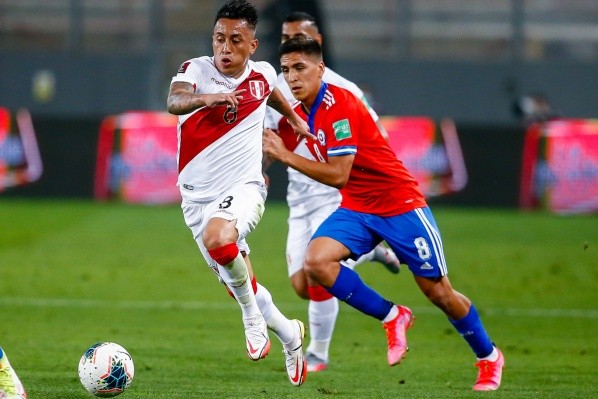 Marcelino Núñez en el partido de Chile vs Perú por Eliminatorias Sudamericanas rumbo a Qatar 2022