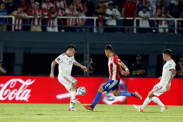 Gary Medel jugó todo el partido contra Paraguay con la preocupación del virus que afecta a su pequeño Danilo