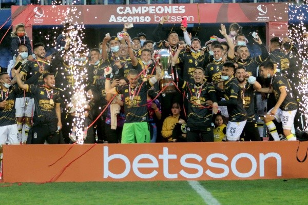 La celebración con la copa de la Primera B de Coquimbo Unido