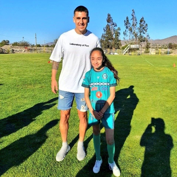 Enzo Roco no tuvo problemas para compartir con los niños de Ovalle