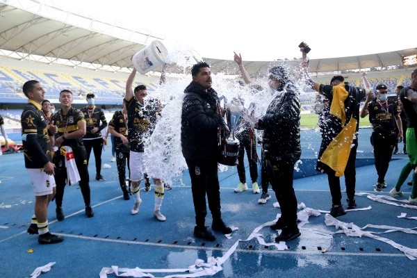 Mojados mientras se fotografiaban con la copa terminó la dupla técnica de Coquimbo Unido