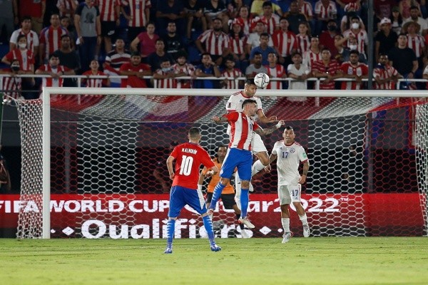 Ante Paraguay, Chile jugó con línea de tres en el fondo y cortó los camino por las bandas con sus laterales más adelantados. Ante Ecuador se puede repetir, aunque también podría haber novedades en ataque. Foto: Carlos Parra, ANFP.