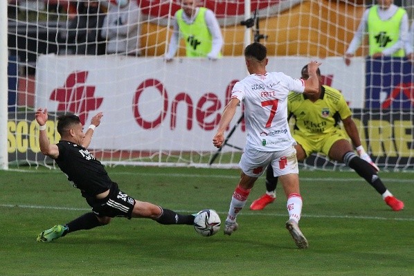 Colo Colo se salvó con los justo ante Curicó Unido y empató con la UC en el liderato. Foto: Agencia Uno