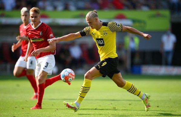 Erling Haaland vistiendo la camiseta del Borussia Dortmund en Bundesliga