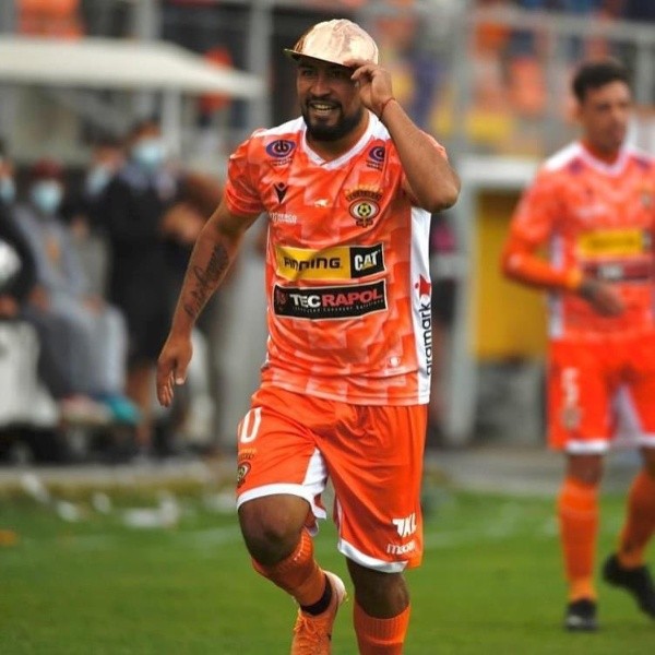 Nicolás Maturana celebrando un gol con Cobreloa ante Magallanes por la Primera B