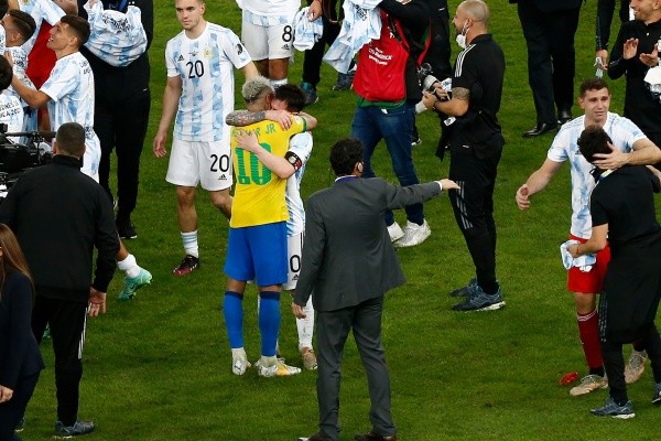 Neymar dejó de lado la rivalidad para felicitar muy emocionado a Lionel Messi por ganar la Copa América con Argentina en 2021 (Foto: Getty images)