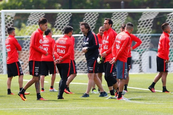 Juan Antonio Pizzi tuvo una fuerte pelea con el plantel de la Roja, según reveló Johnny Herrera. Foto: Agencia Uno