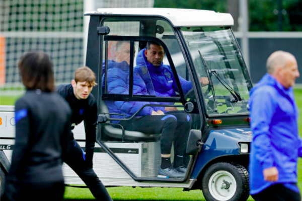 Louis Van Gaal dirigiendo la práctica de Países Bajos desde carrito de golf