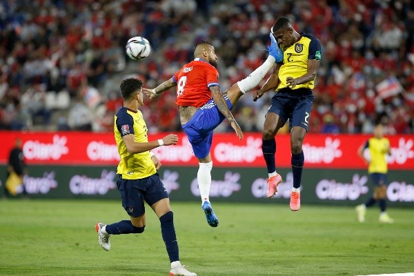 Vidal y la entrada a Félix Torres: Guarello lamenta la expulsión del Rey Arturo. (Foto: Carlos Parra/ANFP)