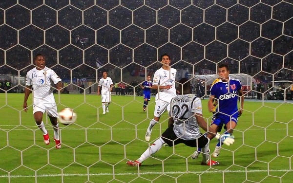 Eduardo Vargas cara a cara con un viejo conocido: Alexander Domínguez