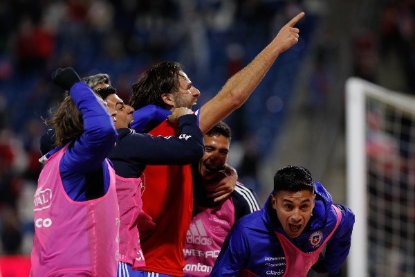 Ben Brereton Díaz se ganó el cariño de todos con su entrega dentro de la cancha. Al no estar disponible, igual se las arregla para apoyar a sus compañeros. Foto: Agencia Uno
