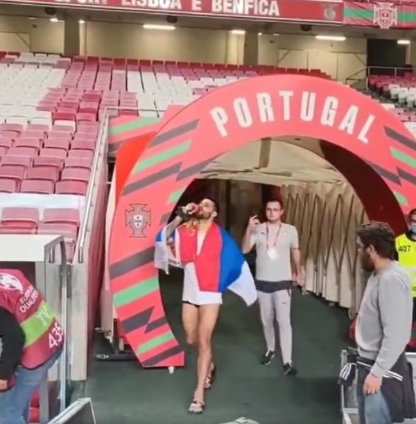 Mitrovic celebró la victoria y clasificación de Serbia con una bebida cola.